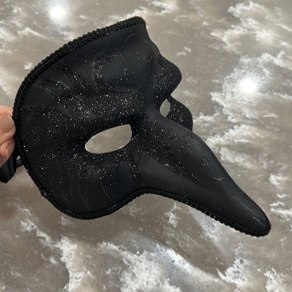 Men’s Black Glitter Venetian Style Long Nose Masquerade Mask - Picture 1 of 8